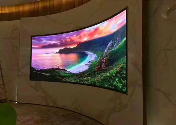 Το κυρτό πλήρες χρώμα οδήγησε την οθόνη HD P1.5 P1.8 320*160mm λυγίζει τον οδηγημένο τηλεοπτικό τοίχο